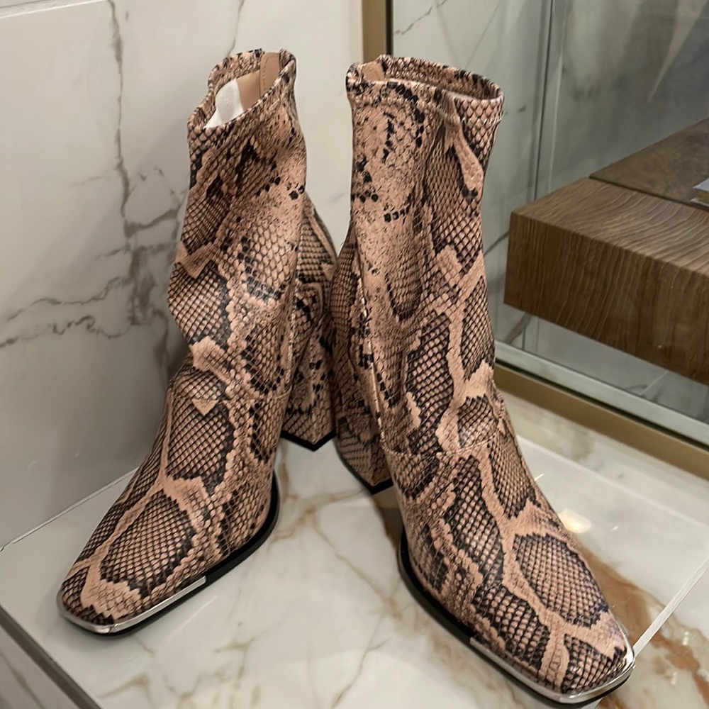 STEVE Madden Women's boots.